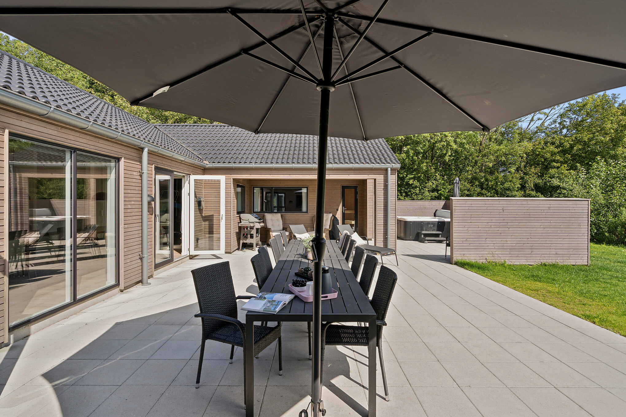 Auf der Terrasse des Ferienhauses Nr. 612 ist Platz für 24 Personen.