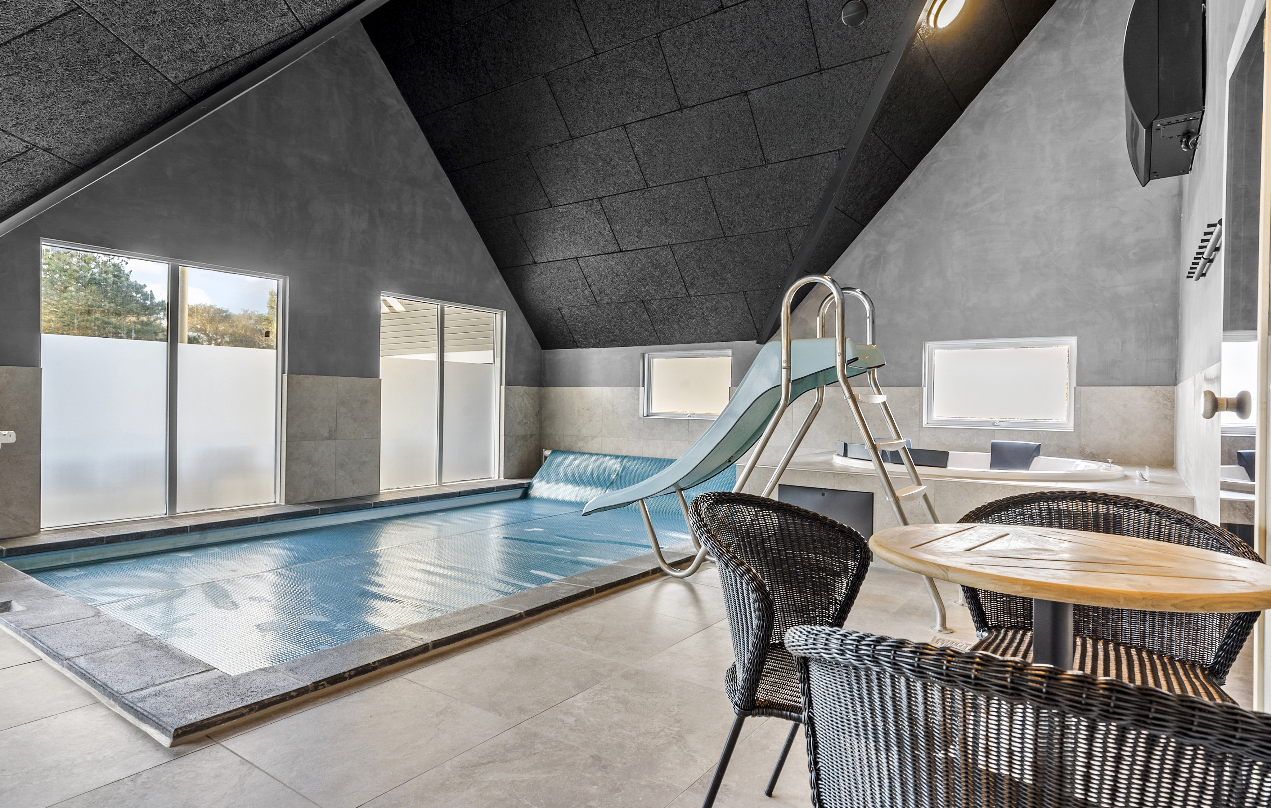 Das Ferienhaus 182 hat einen schicken Poolbereich mit Wasserrutsche, einem geräumigen, eingelassenen Whirlpool und einer Sauna.