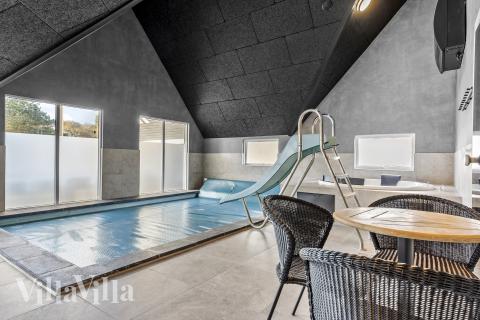 Das Ferienhaus 182 hat einen schicken Poolbereich mit Wasserrutsche, einem geräumigen, eingelassenen Whirlpool und einer Sauna.