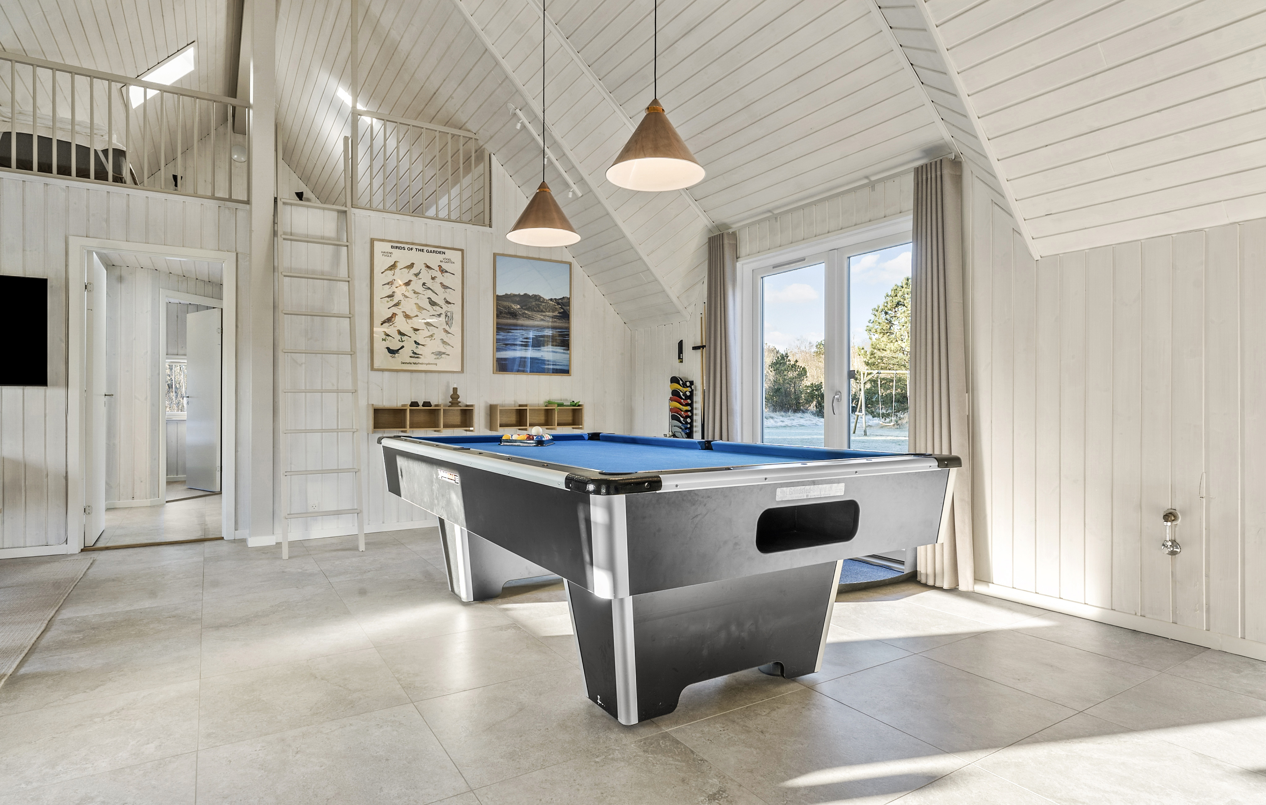 Neben den vielen schönen Stunden, die man im Poolbereich des Hauses verbringen kann, bietet das Luxusferienhaus 182 auch Spielevergnügen bei Billard/Tischtennis und Darts