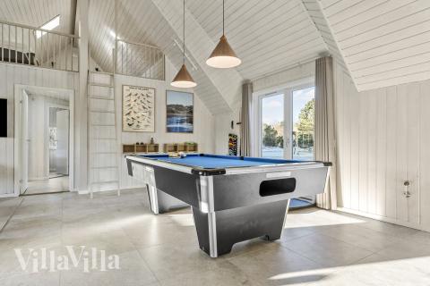 Neben den vielen schönen Stunden, die man im Poolbereich des Hauses verbringen kann, bietet das Luxusferienhaus 182 auch Spielevergnügen bei Billard/Tischtennis und Darts