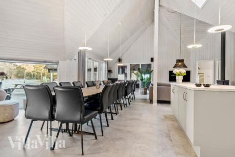 Der große, lichtdurchflutete Aufenthaltsraum im Luxusferienhaus Nr. 182 für 20.