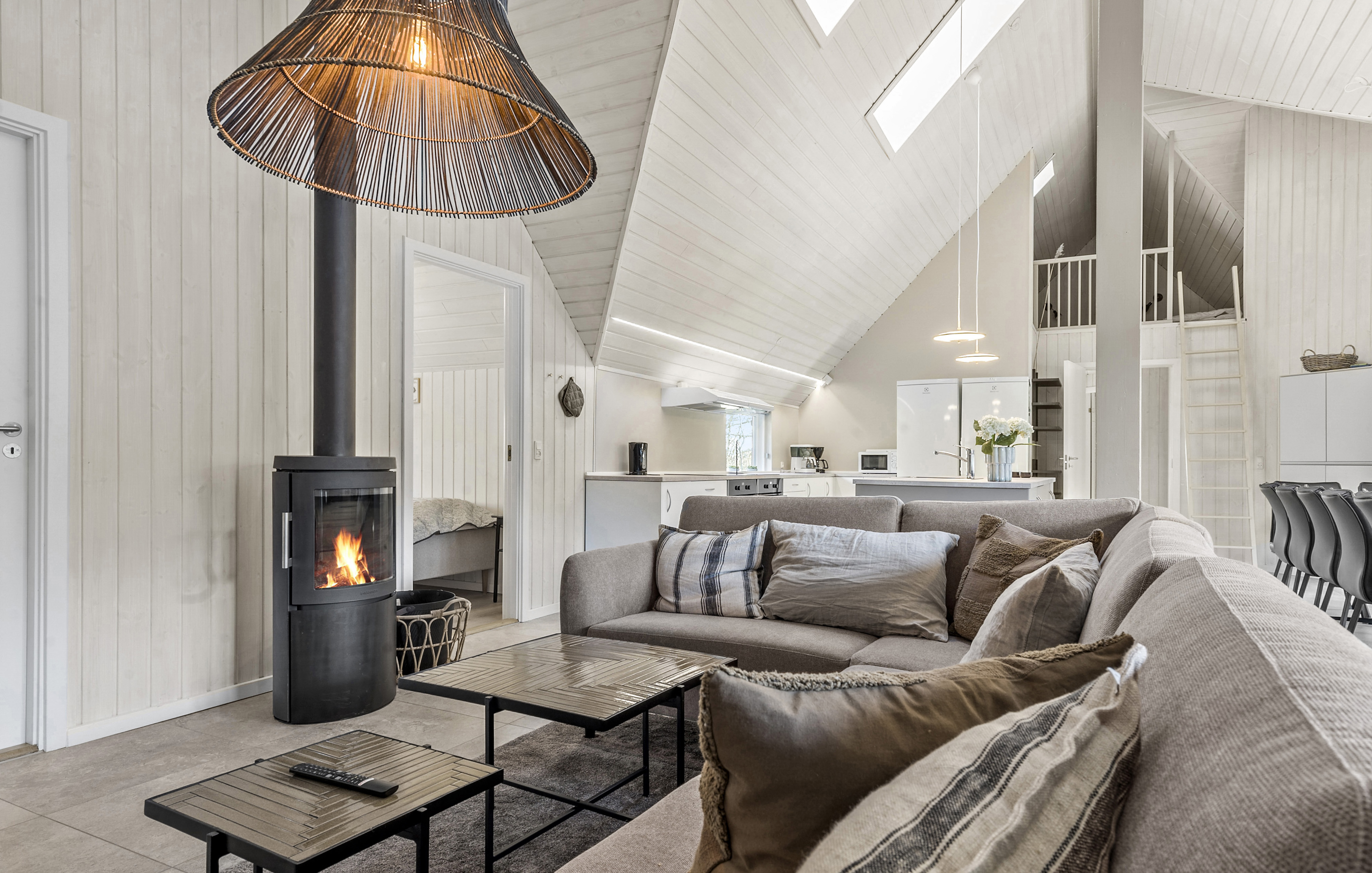 Die Couch im Luxusferienhaus Nr. 182 in Südjütland lädt zu Gesellschaftsspielen oder zu Kinoabenden ein.