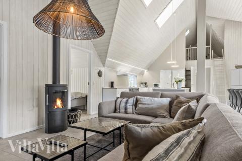 Die Couch im Luxusferienhaus Nr. 182 in Südjütland lädt zu Gesellschaftsspielen oder zu Kinoabenden ein.