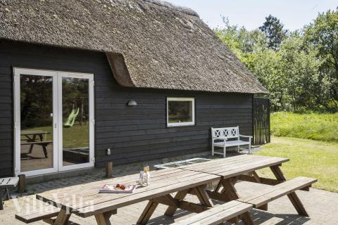 Genießen Sie einen Grillabend auf der Terrasse des Luxusferienhauses Nr. 182 in Südjütland