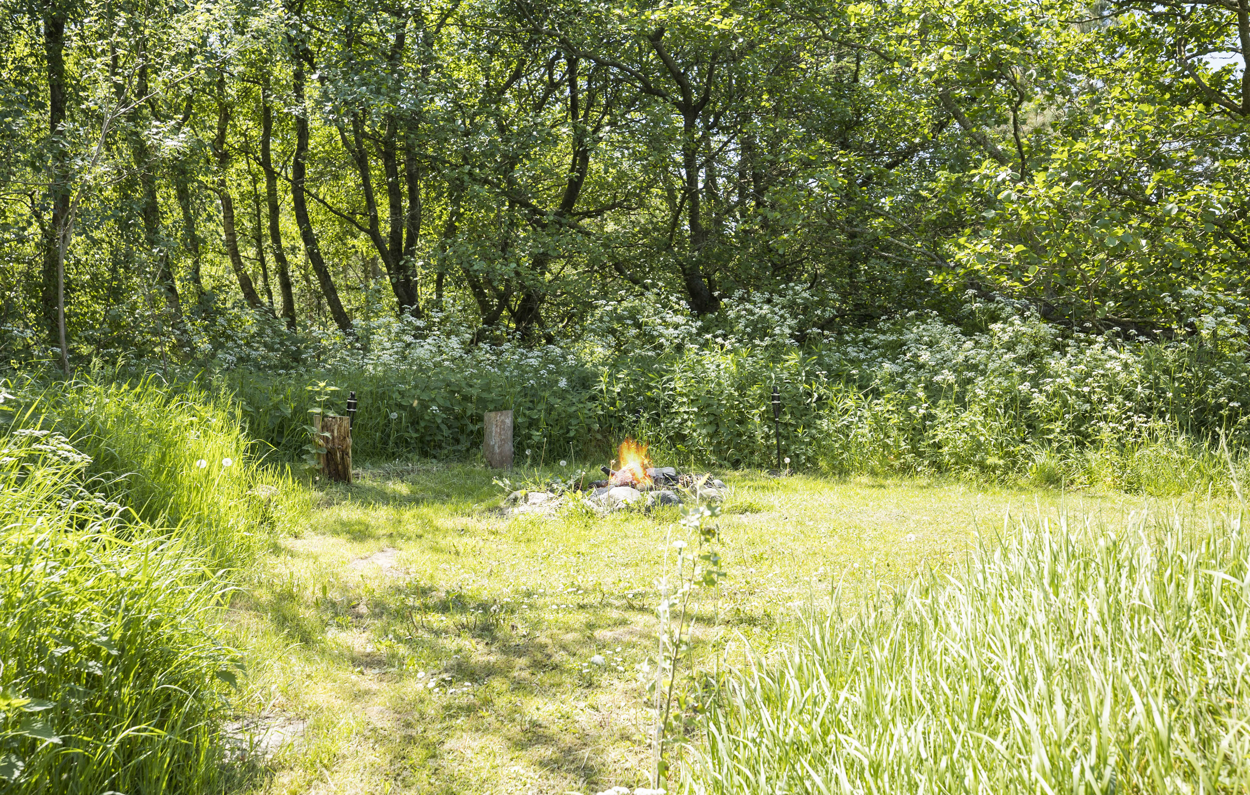 Zu dem attraktiven Ferienhaus Nr. 182 in Südjütland gehört auch ein tolles Angebot im Außenbereich, z. B. Spieleturm und Schaukeln