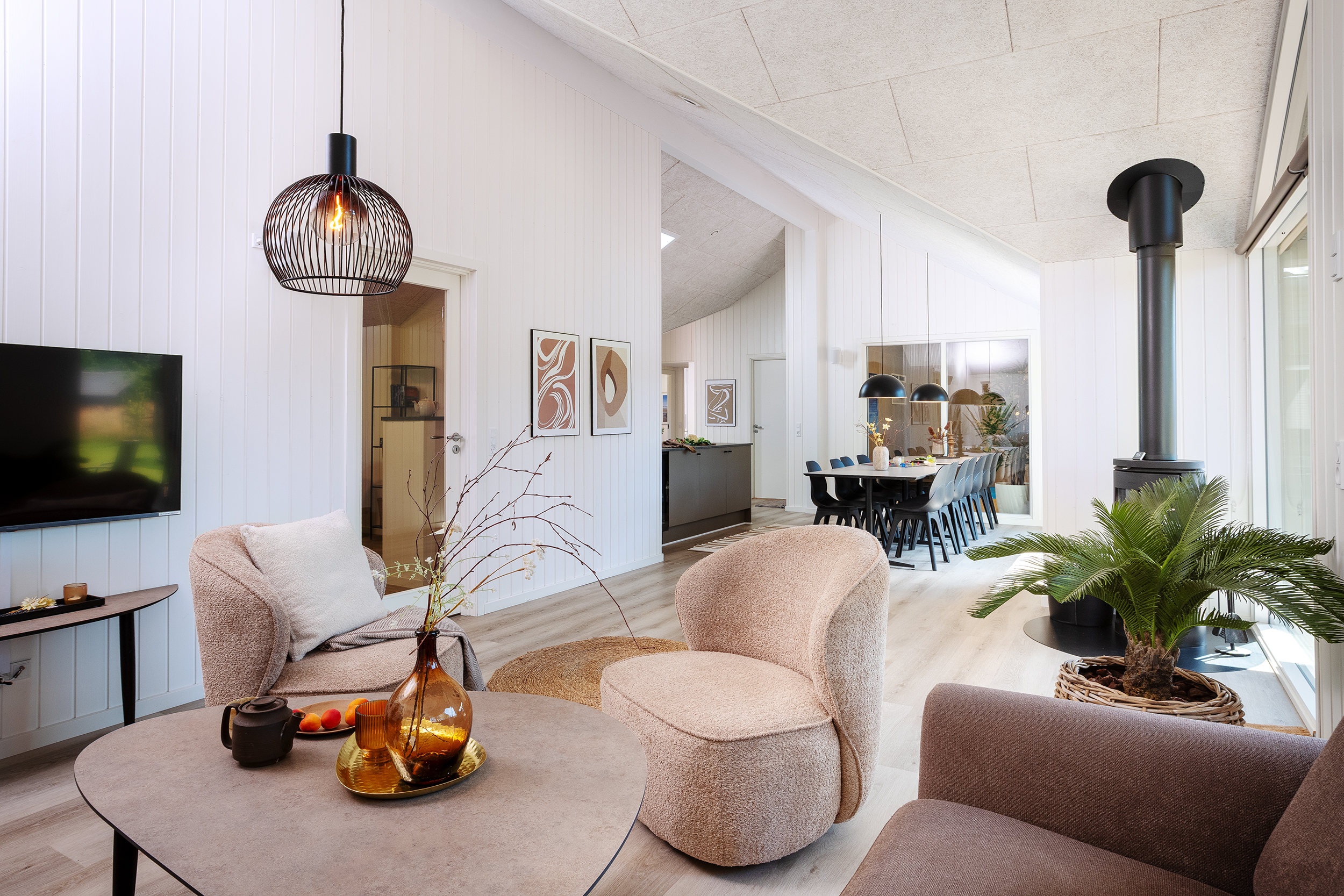 Die Couch im Luxusferienhaus Nr. 593 in Südjütland lädt zu Gesellschaftsspielen oder zu Kinoabenden ein.
