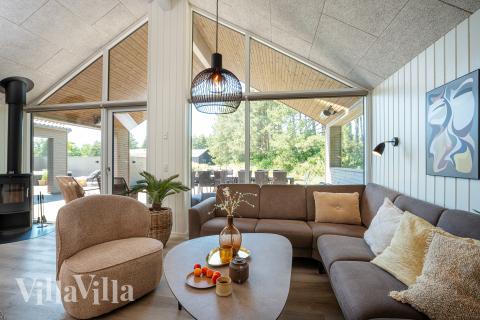 Die Couch im Luxusferienhaus Nr. 593 in Südjütland lädt zu Gesellschaftsspielen oder zu Kinoabenden ein.