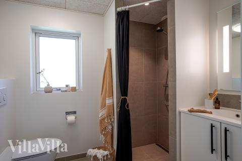 Eines der Badezimmer im Luxusferienhaus Nr. 593