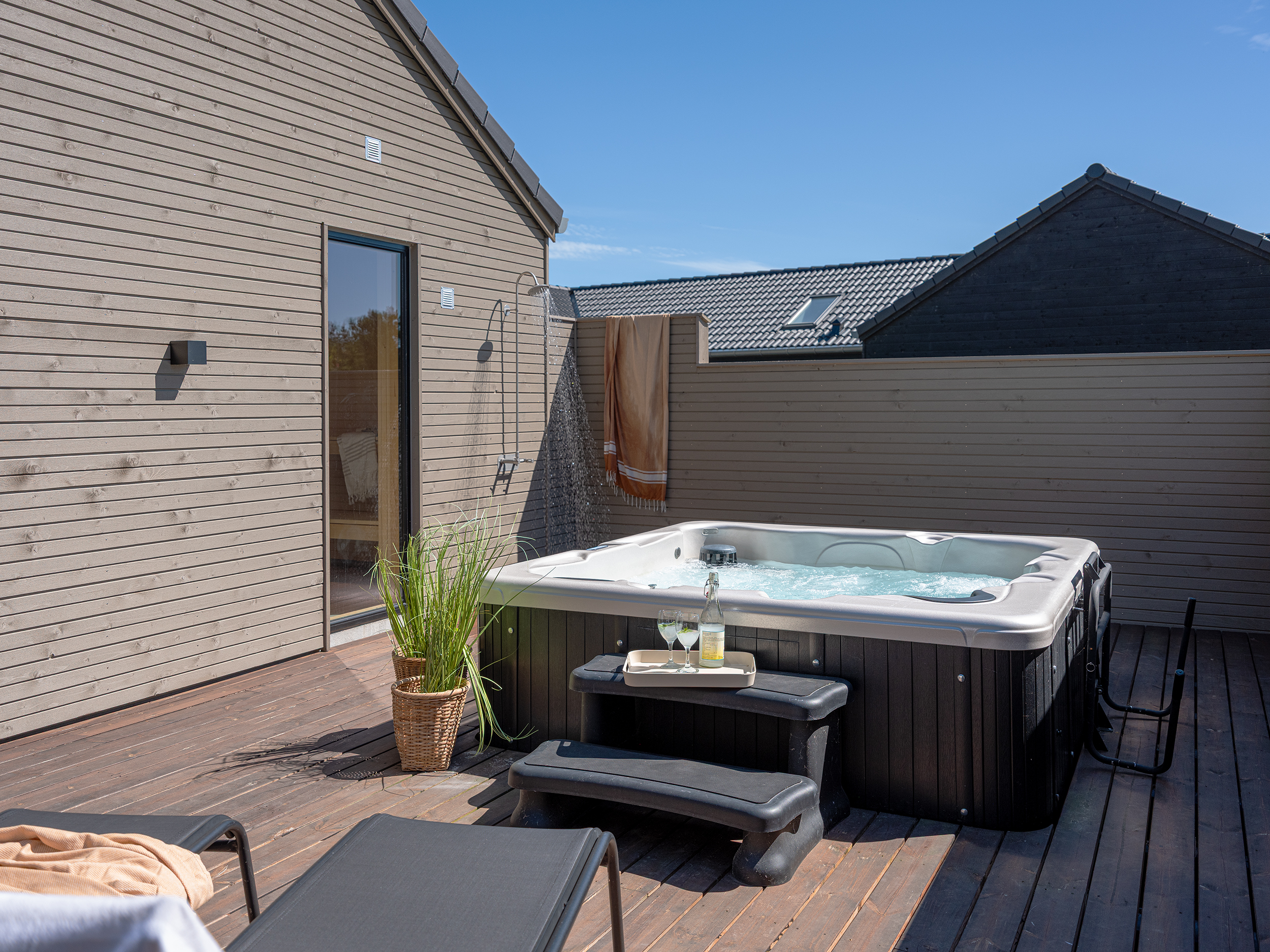 Genießen Sie den warmen Whirlpool im Luxusferienhaus Nr. 593 in Südjütland