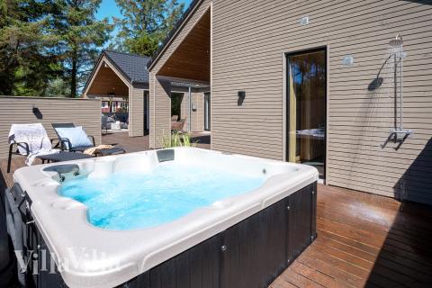 Im Luxusferienhaus Nr. 593 gibt es einen Whirlpool und 5 Schlafzimmer.