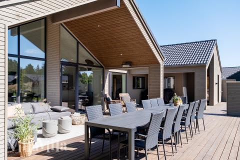 Auf der Terrasse des Ferienhauses Nr. 593 ist Platz für 14 Personen.