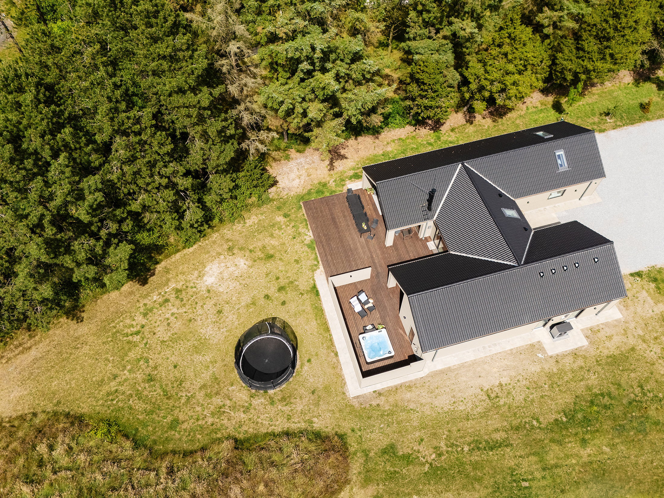 Dieses schicke Poolhaus Nr. 593 liegt in Südjütland und bietet Platz für 14 Personen.