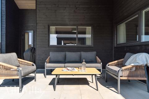 Auf der Terrasse des Ferienhauses Nr. 667 ist Platz für 18 Personen.