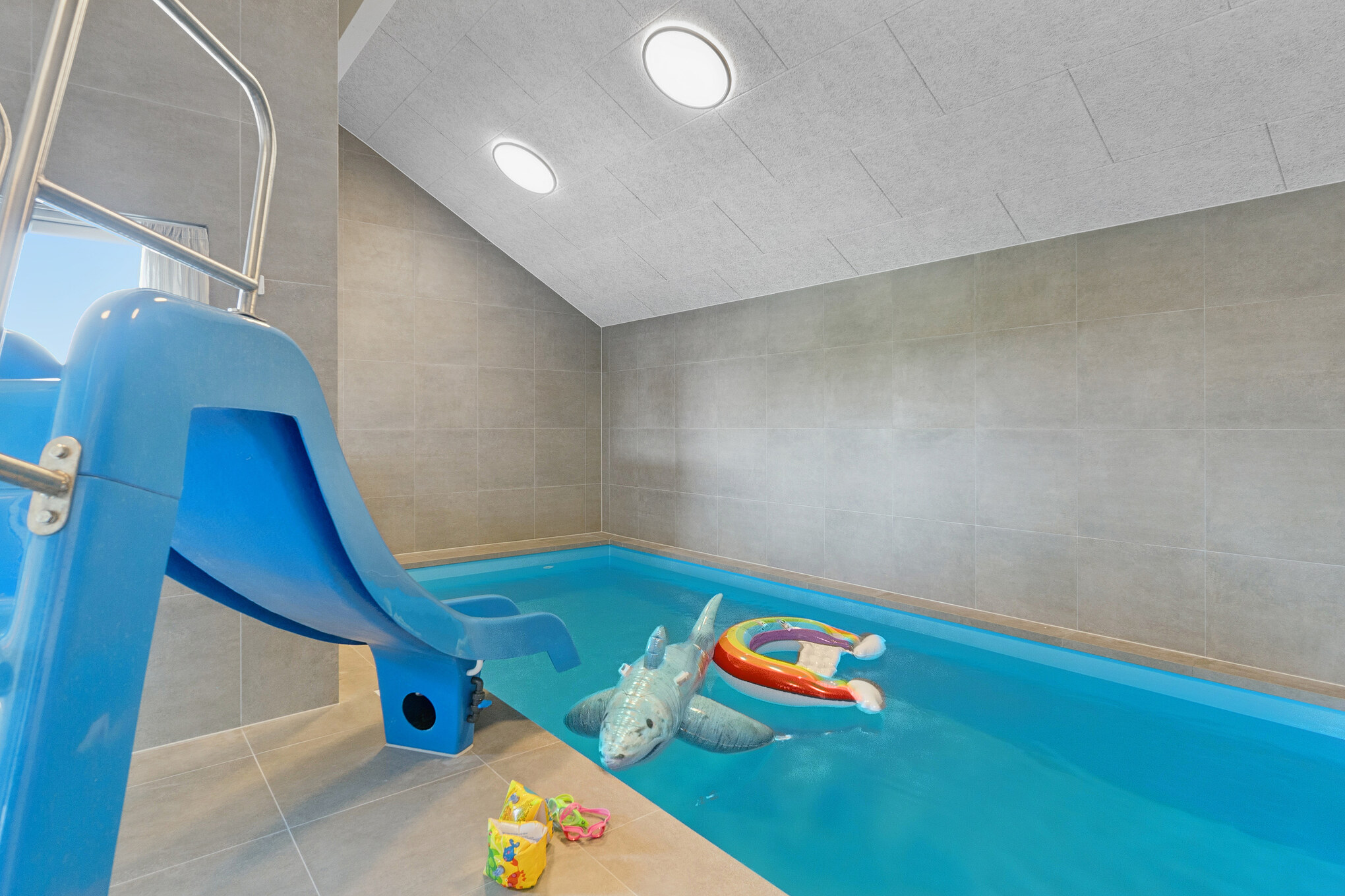 Das Ferienhaus 668 hat einen schicken Poolbereich mit Wasserrutsche, einem geräumigen, eingelassenen Whirlpool und einer Sauna.
