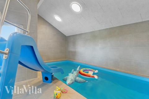 Das Ferienhaus 668 hat einen schicken Poolbereich mit Wasserrutsche, einem geräumigen, eingelassenen Whirlpool und einer Sauna.