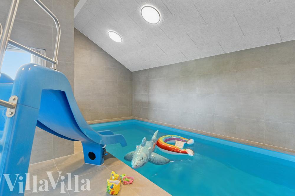 Das Ferienhaus 668 hat einen schicken Poolbereich mit Wasserrutsche, einem geräumigen, eingelassenen Whirlpool und einer Sauna.