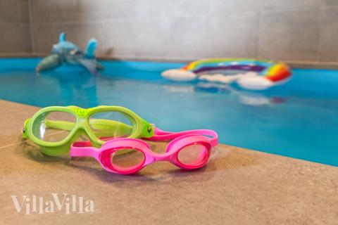 Hüpft im Luxusferienhaus Nr. 668 in Fünen und seine Inseln in den Pool.