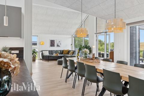 Der große, lichtdurchflutete Aufenthaltsraum im Luxusferienhaus Nr. 668 für 16.