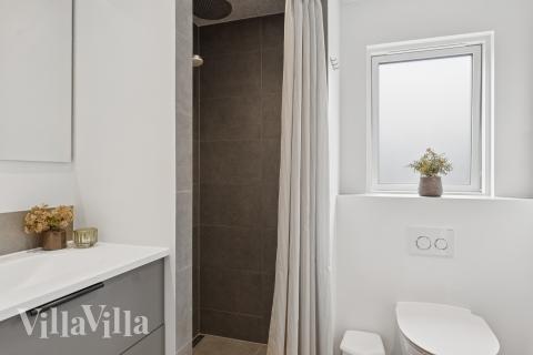 Eines der Badezimmer im Luxusferienhaus Nr. 668