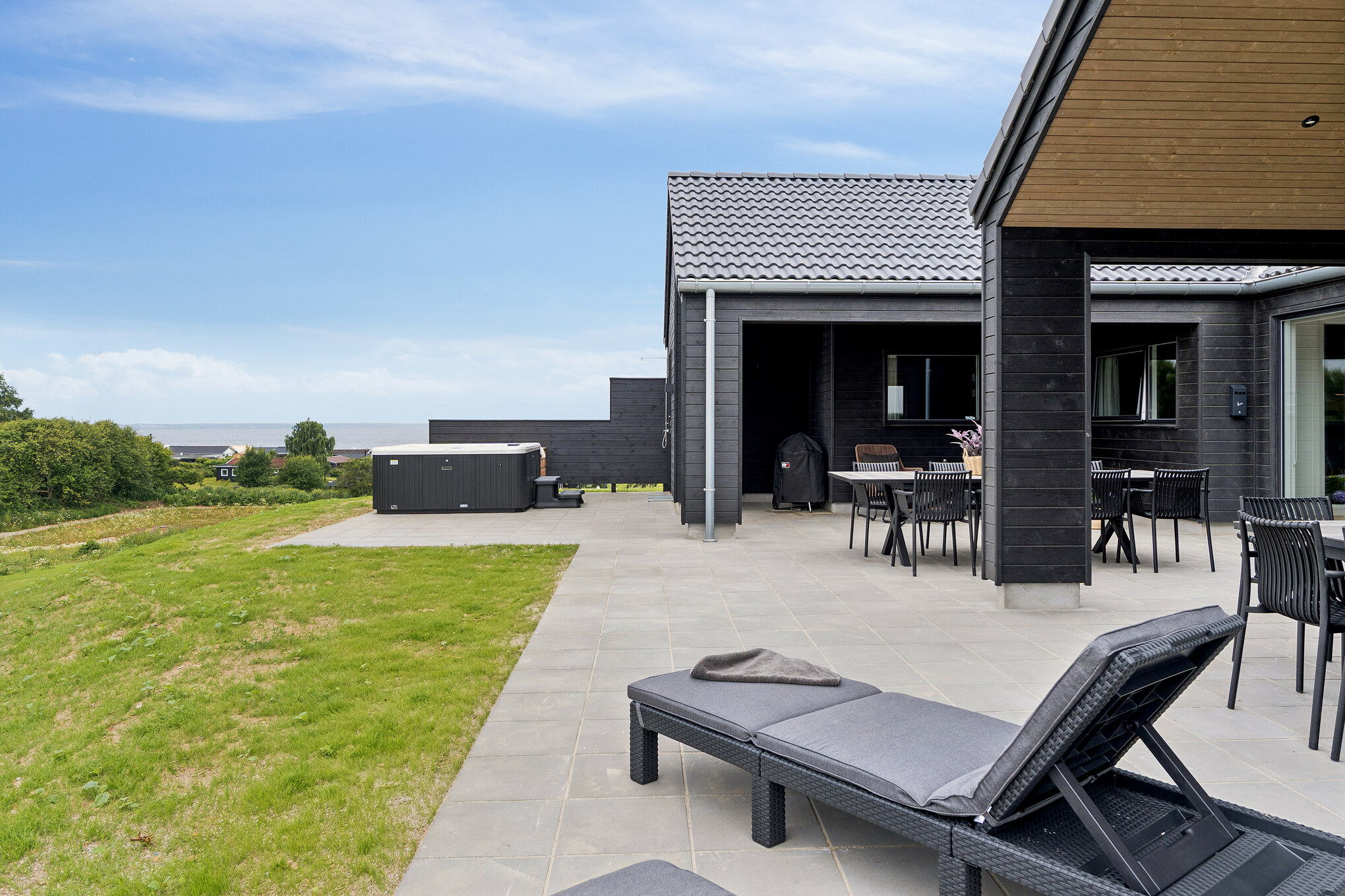 Auf der Terrasse des Ferienhauses Nr. 668 ist Platz für 16 Personen.