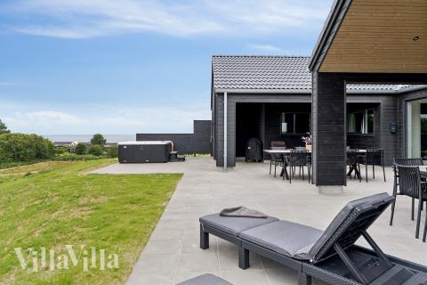 Auf der Terrasse des Ferienhauses Nr. 668 ist Platz für 16 Personen.