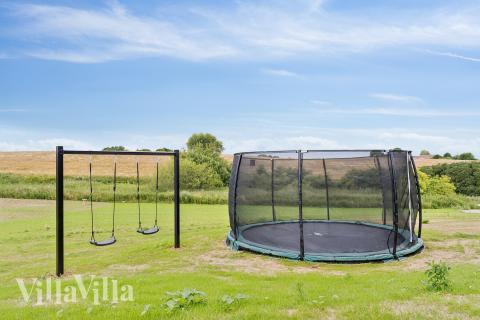 Zu dem attraktiven Ferienhaus Nr. 668 in Fünen und seine Inseln gehört auch ein tolles Angebot im Außenbereich, z. B. Spieleturm und Schaukeln