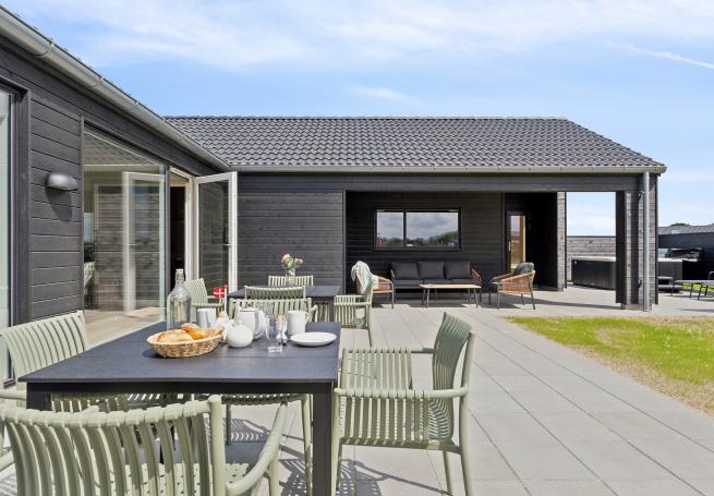 Das Luxusferienhaus Nr. 695 hat eine tolle Terrasse, die mit hochwertigen Gartenmöbeln für 20 Personen ausgestattet ist.