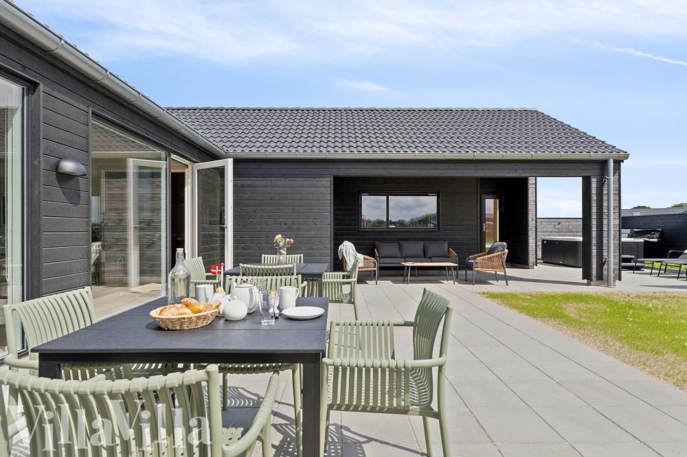 Das Luxusferienhaus Nr. 695 hat eine tolle Terrasse, die mit hochwertigen Gartenmöbeln für 20 Personen ausgestattet ist.