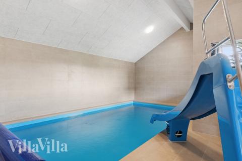 Das Ferienhaus 695 hat einen schicken Poolbereich mit Wasserrutsche, einem geräumigen, eingelassenen Whirlpool und einer Sauna.