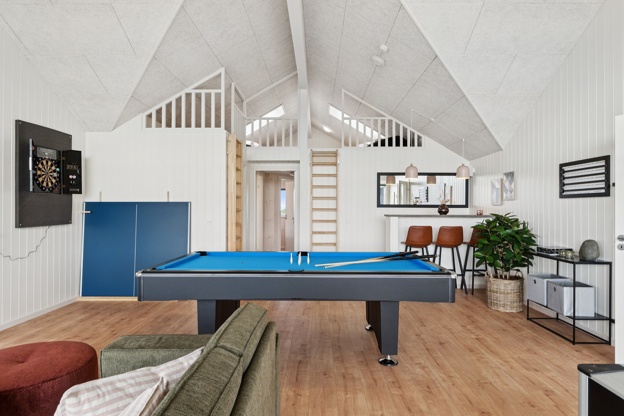 Neben den vielen schönen Stunden, die man im Poolbereich des Hauses verbringen kann, bietet das Luxusferienhaus 695 auch Spielevergnügen bei Billard/Tischtennis und Darts