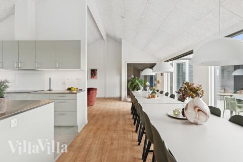 Der große, lichtdurchflutete Aufenthaltsraum im Luxusferienhaus Nr. 695 für 20.