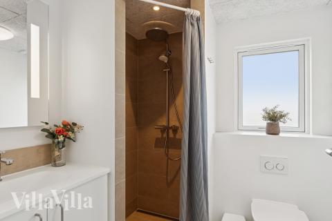 Eines der Badezimmer im Luxusferienhaus Nr. 695