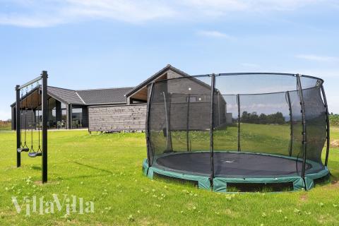 Zu dem attraktiven Ferienhaus Nr. 695 in Fünen und seine Inseln gehört auch ein tolles Angebot im Außenbereich, z. B. Spieleturm und Schaukeln