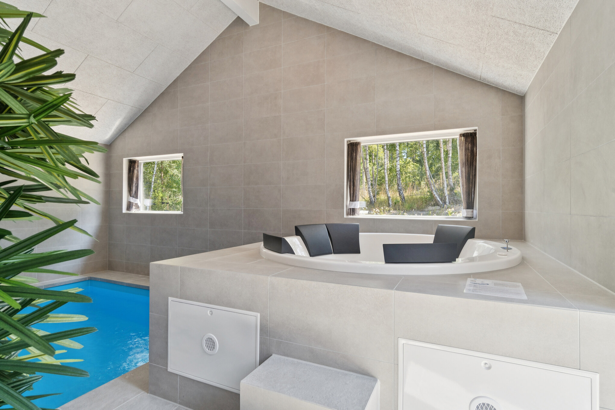 Genießen Sie den warmen Whirlpool im Luxusferienhaus Nr. 811 in Ostjütland