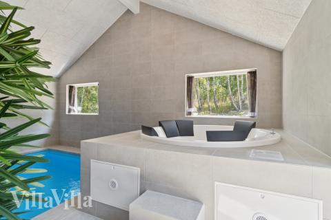 Genießen Sie den warmen Whirlpool im Luxusferienhaus Nr. 811 in Ostjütland