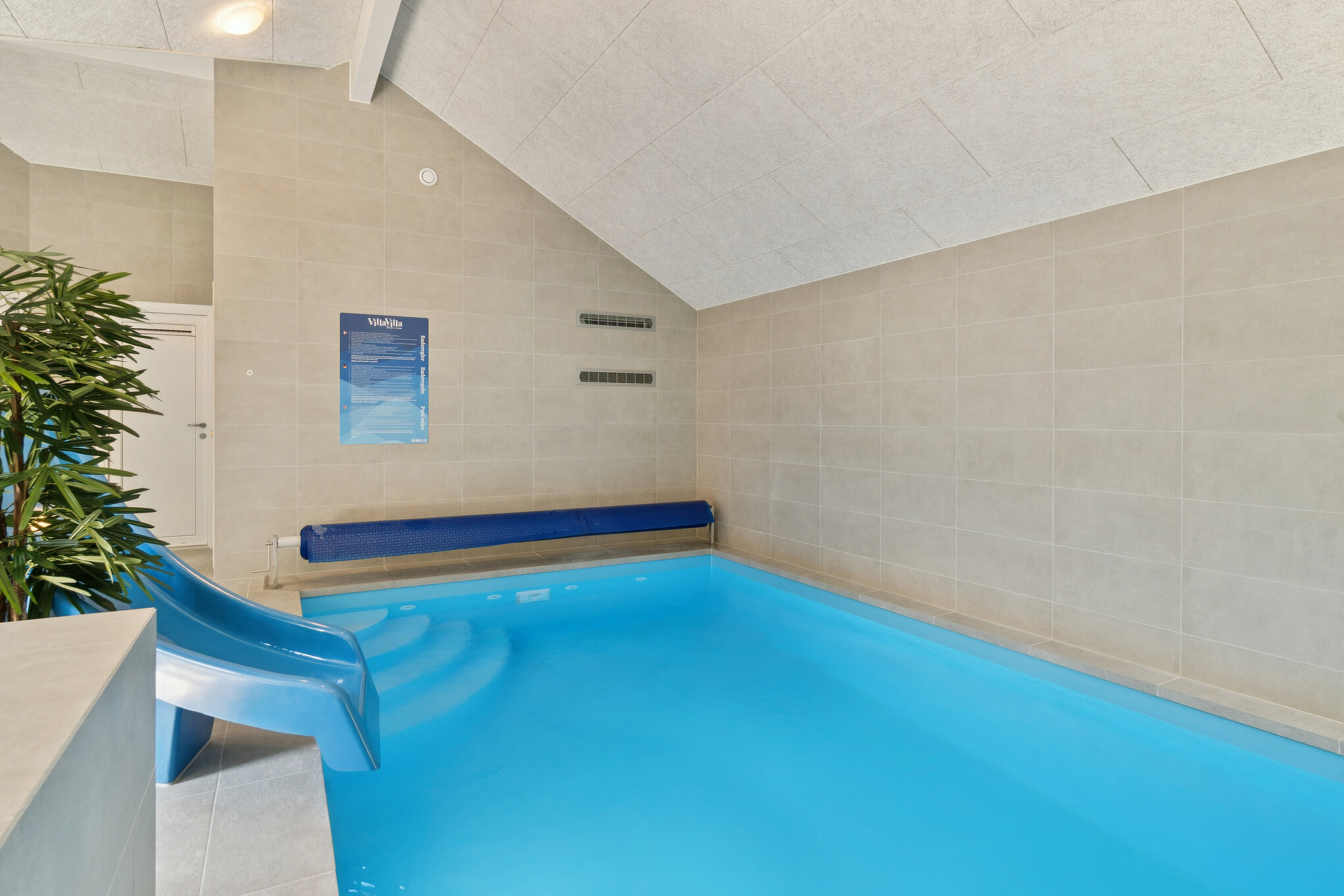 Das Ferienhaus 811 hat einen schicken Poolbereich mit Wasserrutsche, einem geräumigen, eingelassenen Whirlpool und einer Sauna.