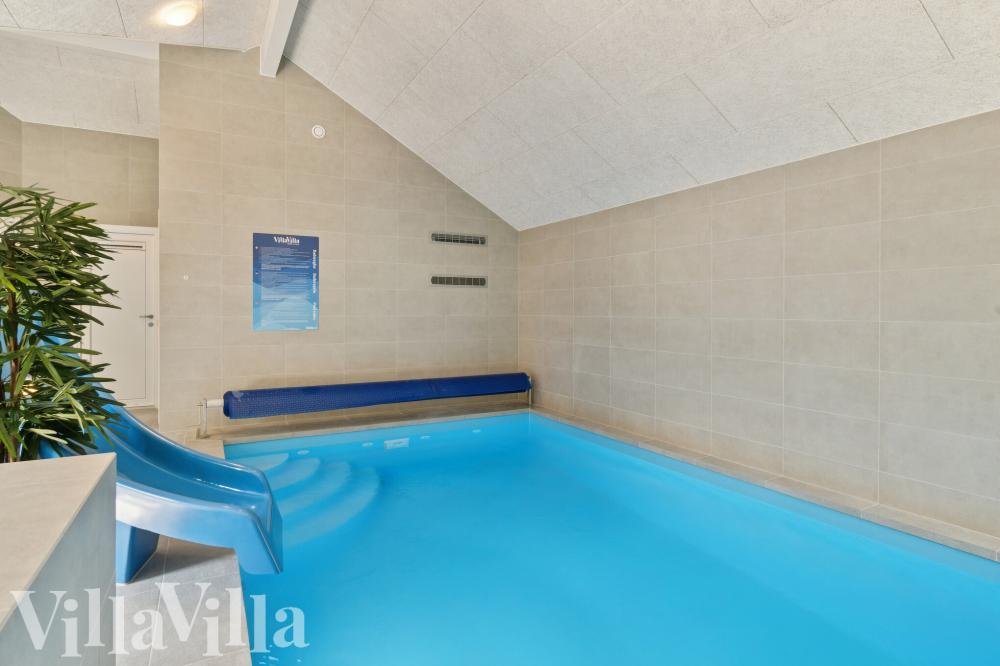 Das Ferienhaus 811 hat einen schicken Poolbereich mit Wasserrutsche, einem geräumigen, eingelassenen Whirlpool und einer Sauna.