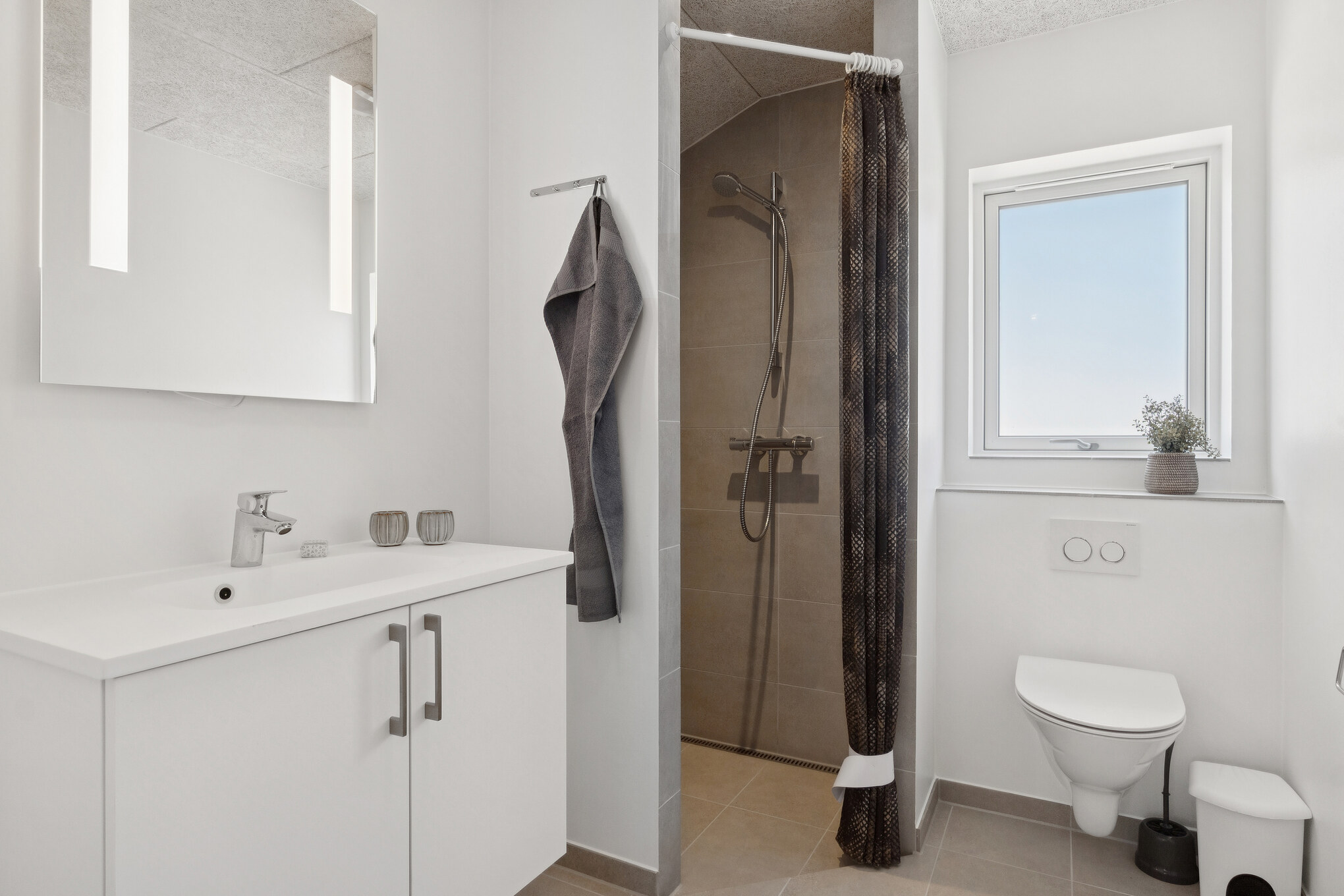 Eines der Badezimmer im Luxusferienhaus Nr. 811