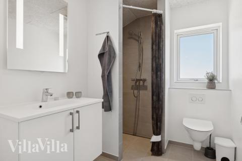 Eines der Badezimmer im Luxusferienhaus Nr. 811