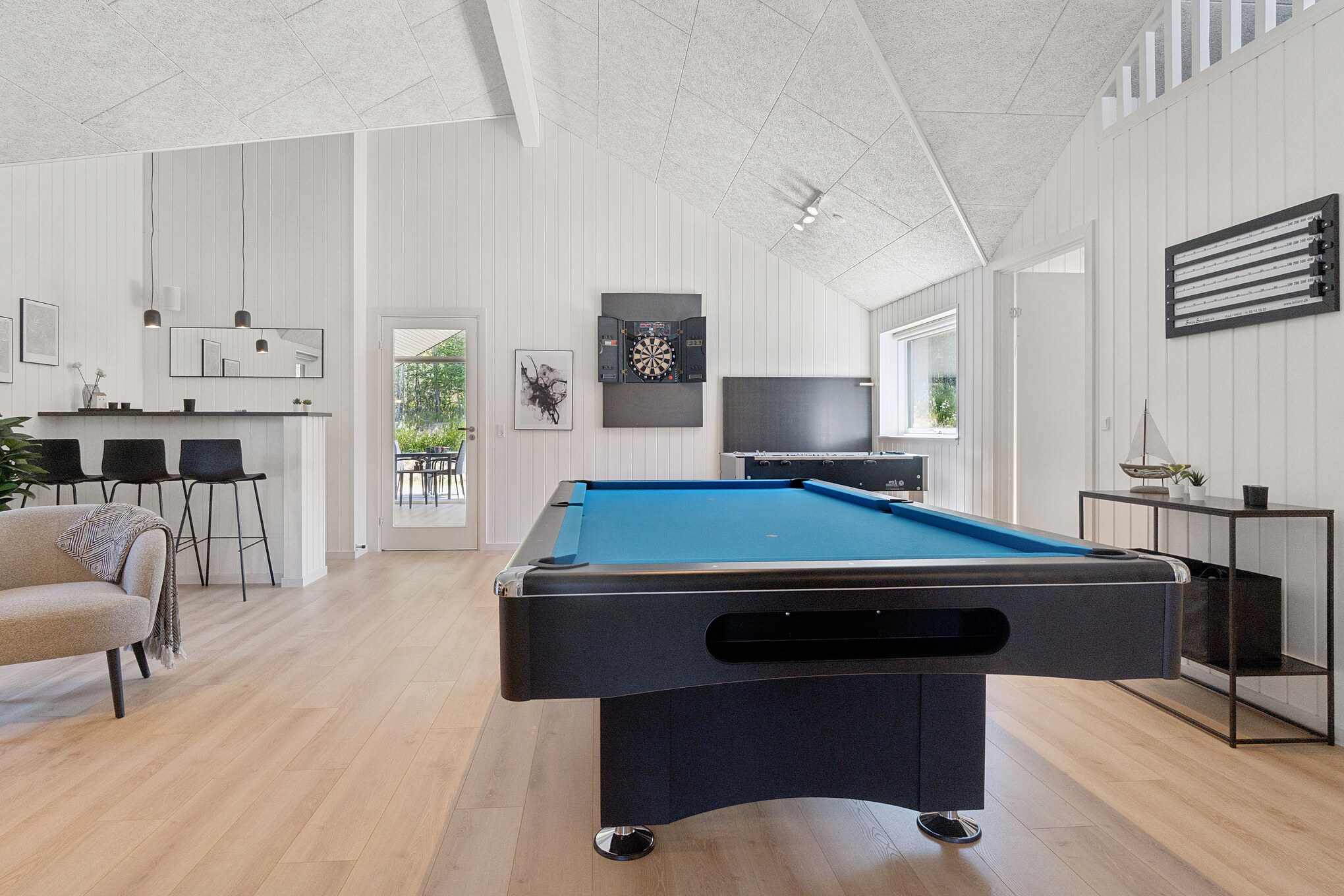 Neben den vielen schönen Stunden, die man im Poolbereich des Hauses verbringen kann, bietet das Luxusferienhaus 811 auch Spielevergnügen bei Billard/Tischtennis und Darts