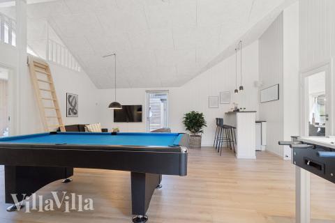 Aktivitätsraum im Luxusferienhaus Nr. 811 mit 6 Schlafzimmern und Platz für 16 Gäste.