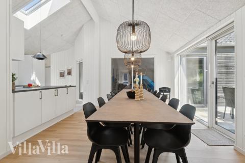 Der große, lichtdurchflutete Aufenthaltsraum im Luxusferienhaus Nr. 811 für 16.