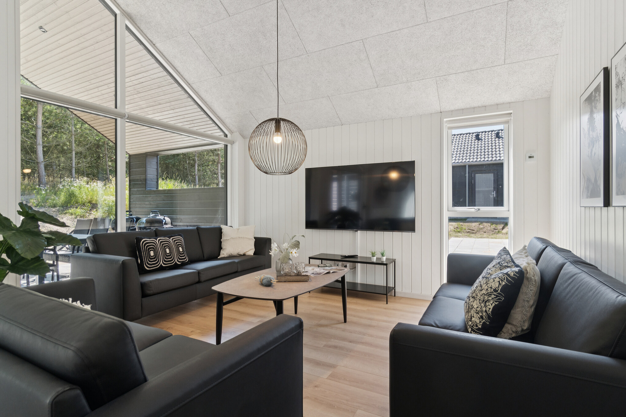 Die Couch im Luxusferienhaus Nr. 811 in Ostjütland lädt zu Gesellschaftsspielen oder zu Kinoabenden ein.