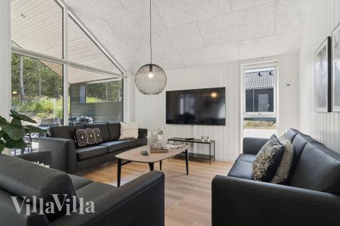 Die Couch im Luxusferienhaus Nr. 811 in Ostjütland lädt zu Gesellschaftsspielen oder zu Kinoabenden ein.