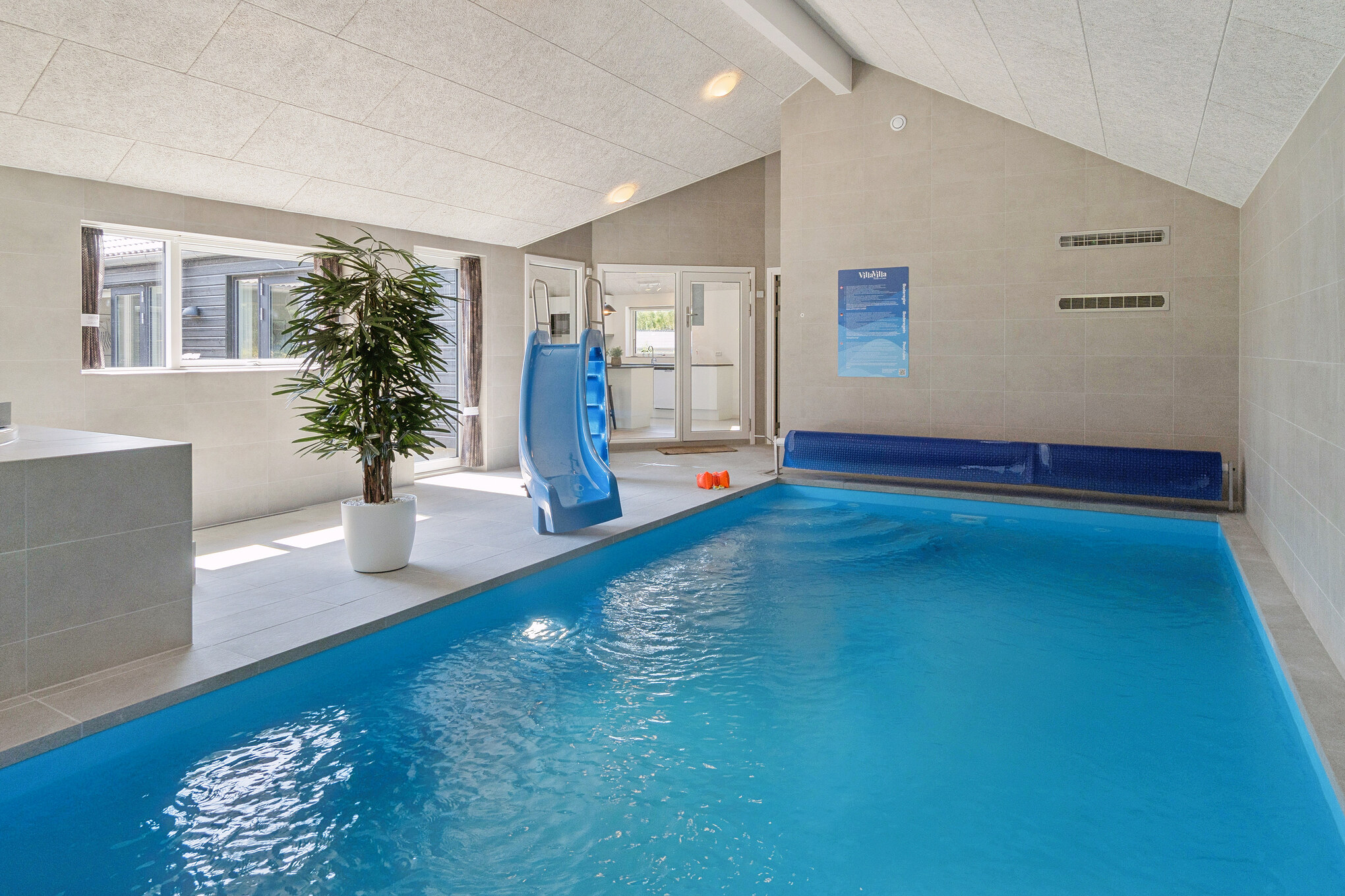 Das Ferienhaus 815 hat einen schicken Poolbereich mit Wasserrutsche, einem geräumigen, eingelassenen Whirlpool und einer Sauna.