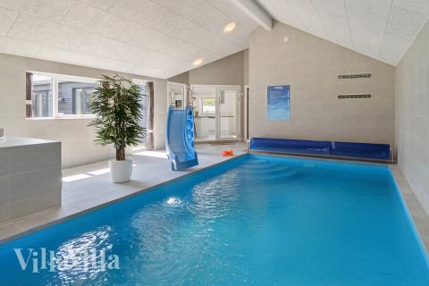 Das Ferienhaus 815 hat einen schicken Poolbereich mit Wasserrutsche, einem geräumigen, eingelassenen Whirlpool und einer Sauna.