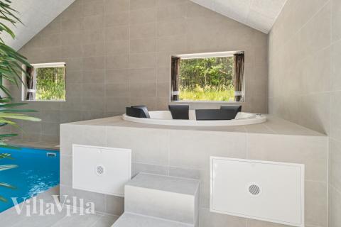 Genießen Sie den warmen Whirlpool im Luxusferienhaus Nr. 815 in Ostjütland