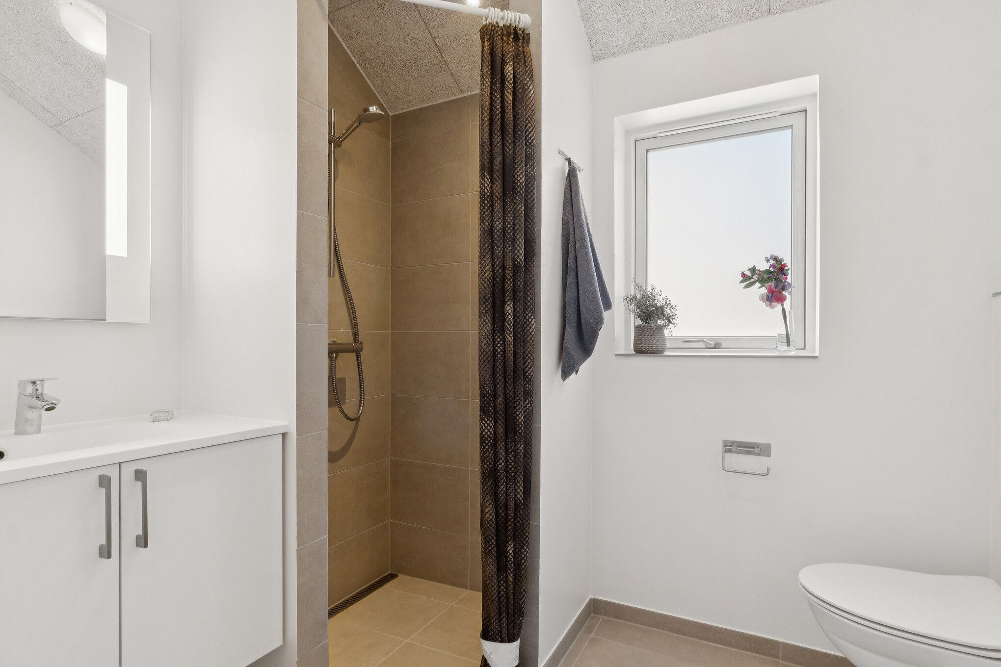 Eines der Badezimmer im Luxusferienhaus Nr. 815