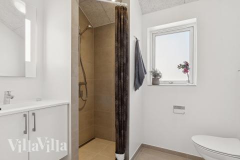 Eines der Badezimmer im Luxusferienhaus Nr. 815